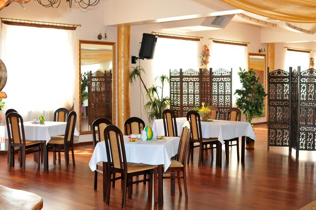 Hotel Restauracja Lorenzo Stopnica Bagian luar foto